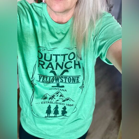 Green Yellowstone Dutton Ranch Short Sleeve Tee NWT - Picture 1 of 4
